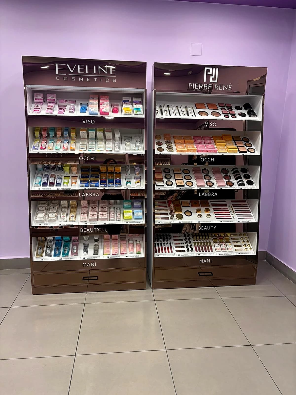 Espositore Pierre René Professional ed Eveline Cosmetics in boutique