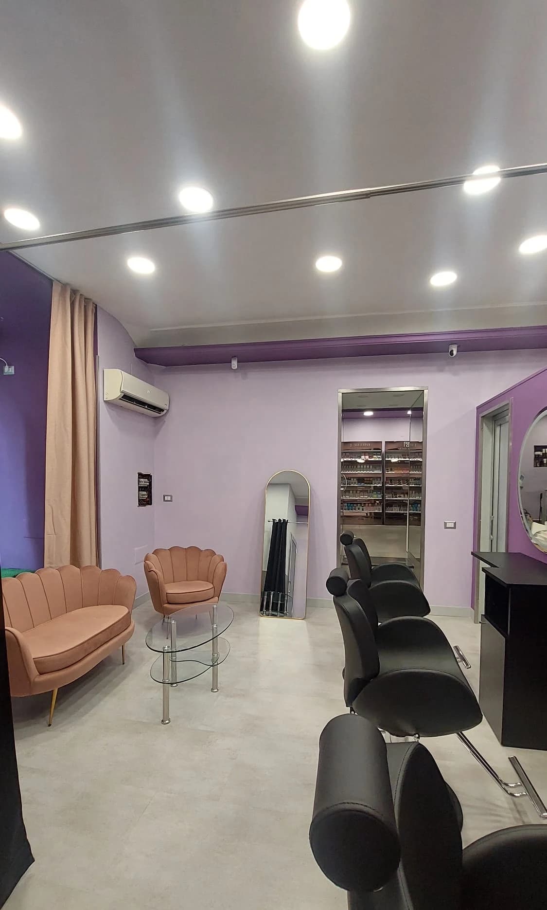 Panoramica completa del salone e boutique Scelta Makeup con illuminazione LED diffusa