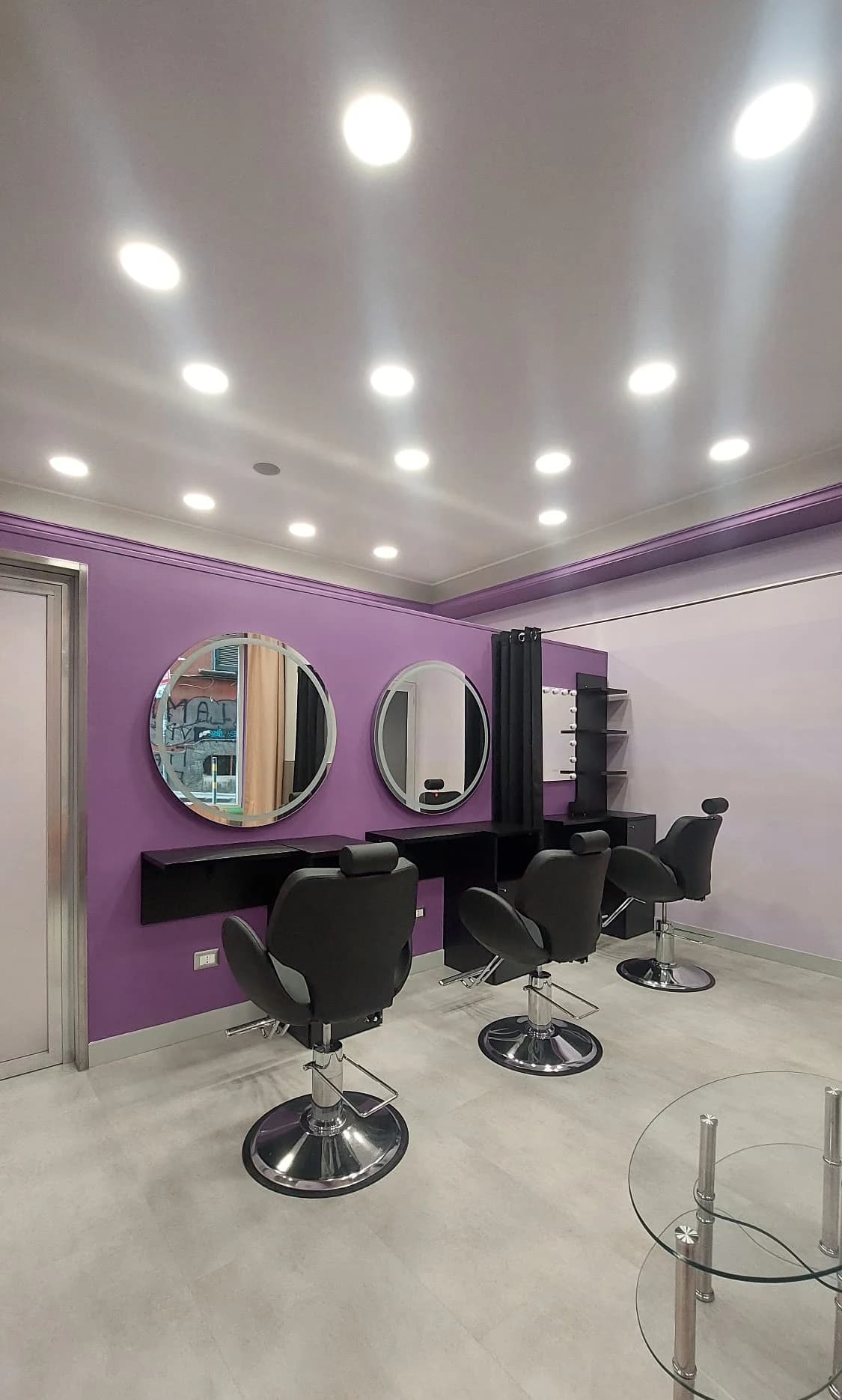 Postazioni make-up professionali del salone Scelta Makeup a Napoli con specchi retroilluminati