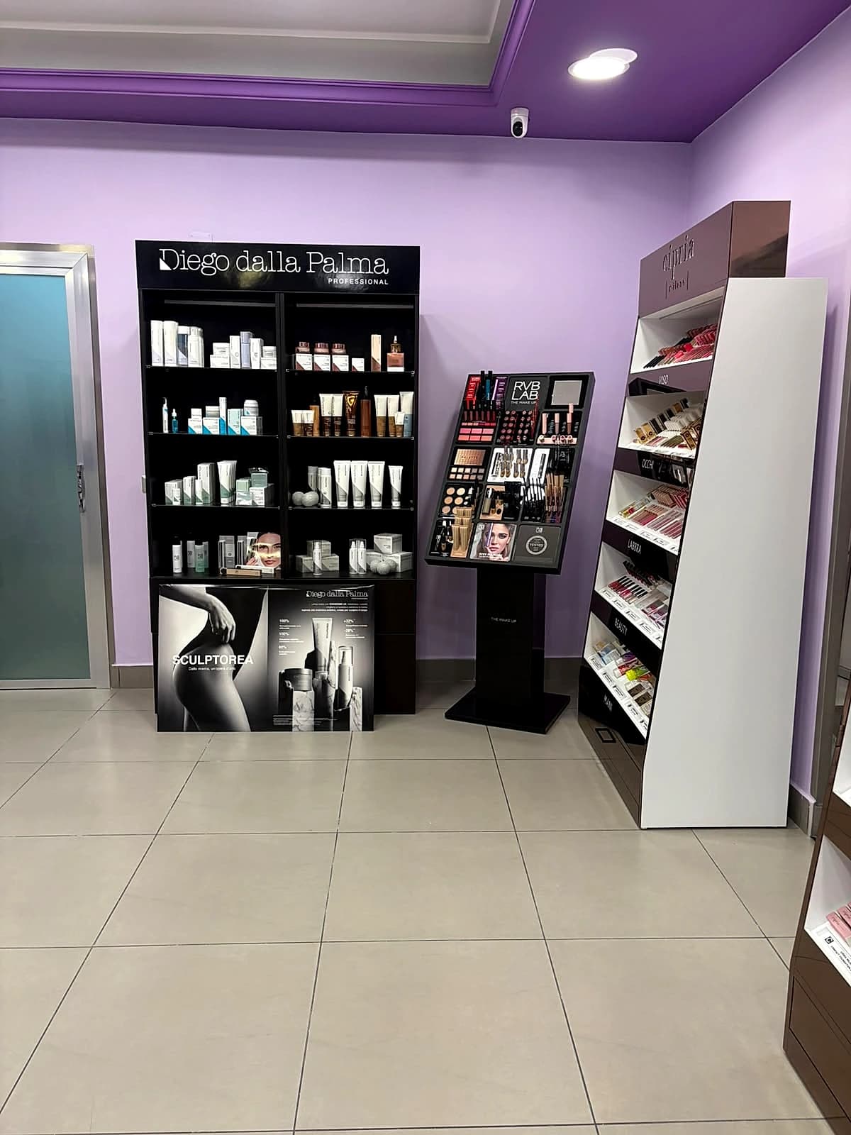 Prospettiva dell'area retail ed espositiva della boutique Scelta Makeup
