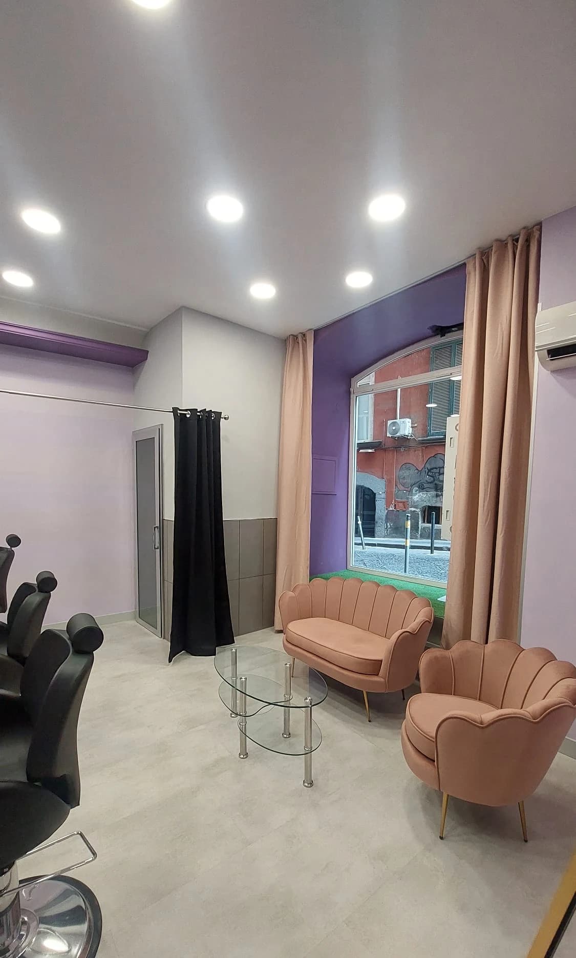 Salottino d'attesa della boutique Scelta Makeup con poltrone in velluto rosa cipria